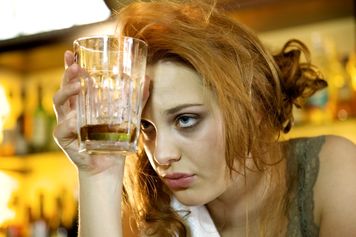 "Alkoholowa twarz". Ekspert mówi, jak można ją rozpoznać