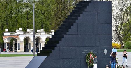 Sąd o sprawie znieważenia pomnika smoleńskiego. "Działania policji przesadzone"