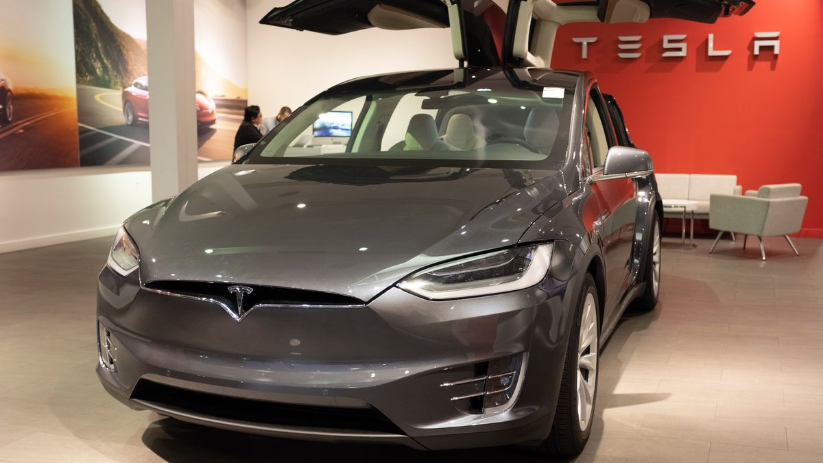 Tesla miała paść ofiarą ataku ransomware, fot. Getty Images