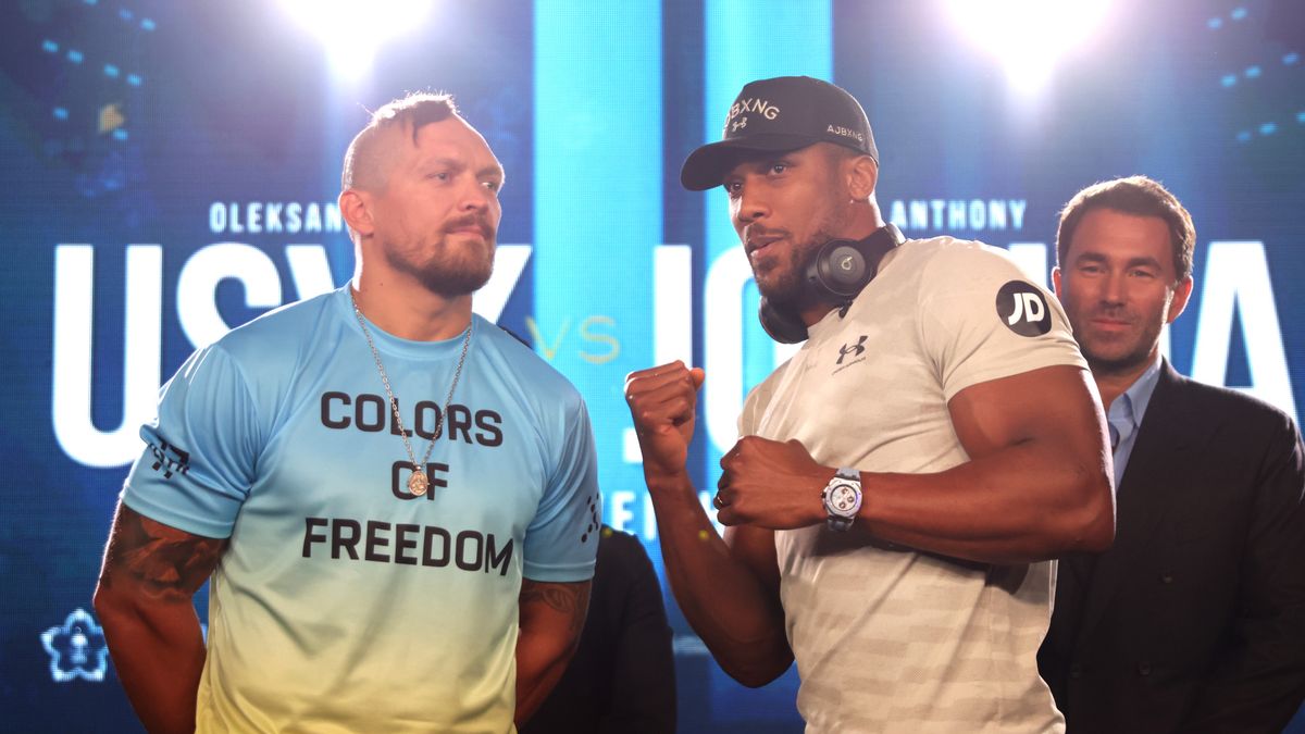 LONDON, ENGLAND - JUNE 29: Anthony Joshua of Great Britain (R) and Oleksanr Usyk of Ukrain face off during the Oleksandr Usyk v Anthony Joshua 2 Press Conference at on June 29, 2022 in London, England. (Photo by Alex Pantling/Getty Images)