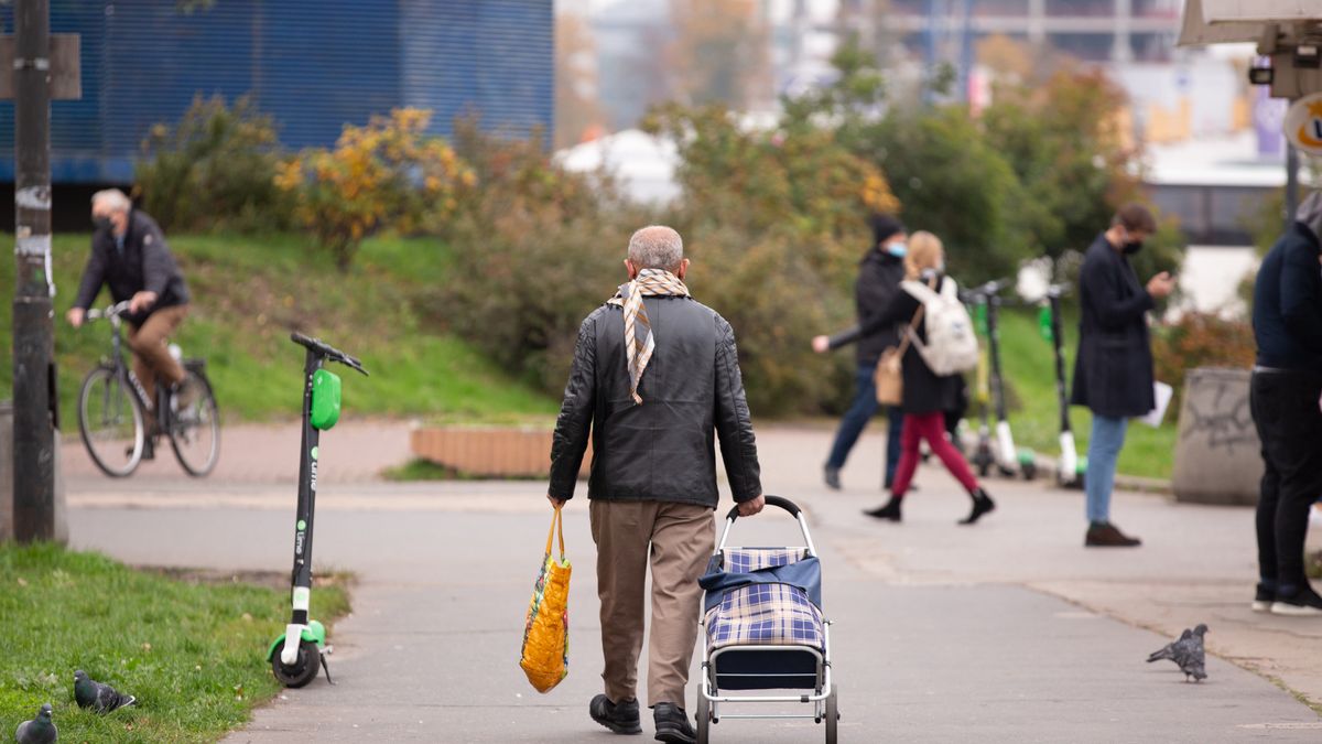 Na zdjęciu senior spacerujący ulicami miasta