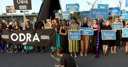 Setki osób przeszły na Wisłą w Warszawie w marszu żałobnym dla Odry