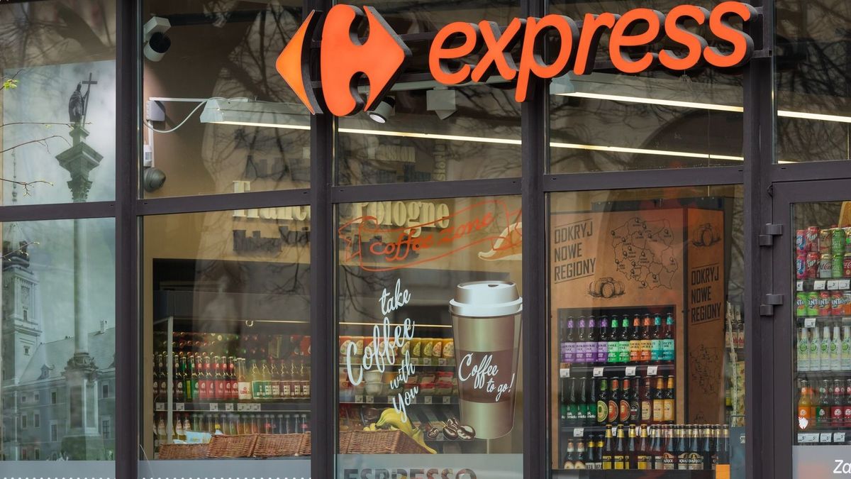 Pomarańczowe logo Carrefour pojawi się również na stacjach paliw
