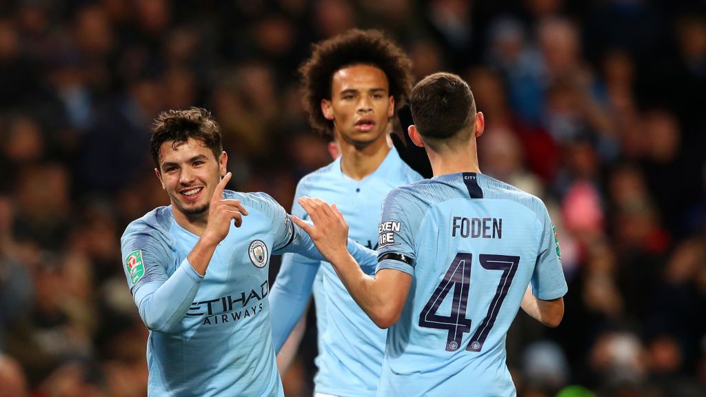 piłkarze Manchesteru City  Brahim Diaz (z lewej) i Leroy Sane (w środku)