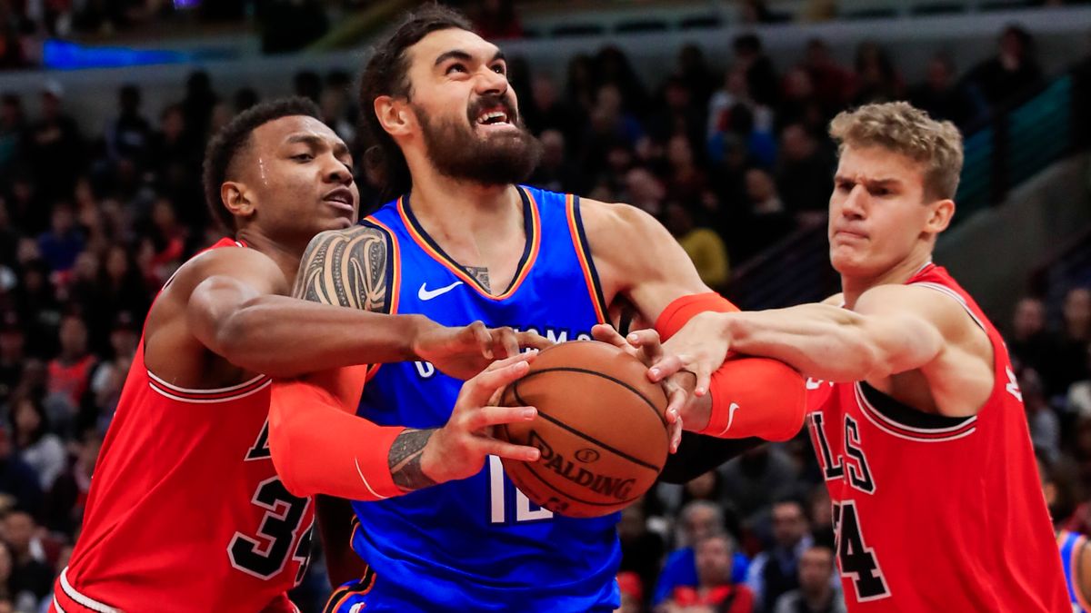 PAP/EPA / TANNEN MAURY / Na zdjęciu: Steven Adams (w środku)