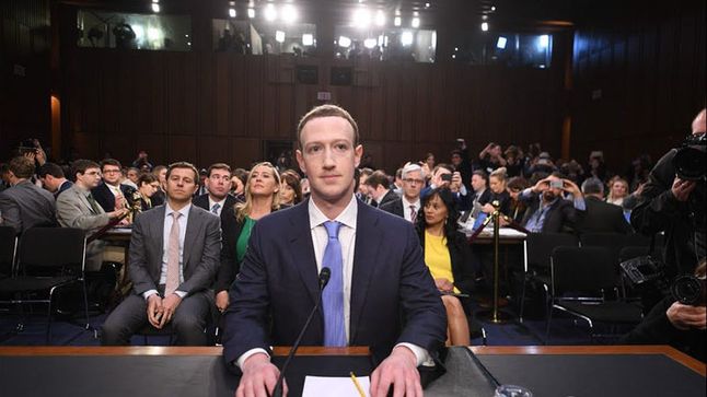 Mark Zuckerberg zeznający przed sądem