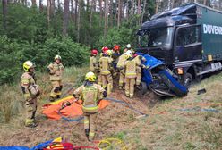 Samochód zmiażdżony przez ciężarówkę. Kierowca nie żyje