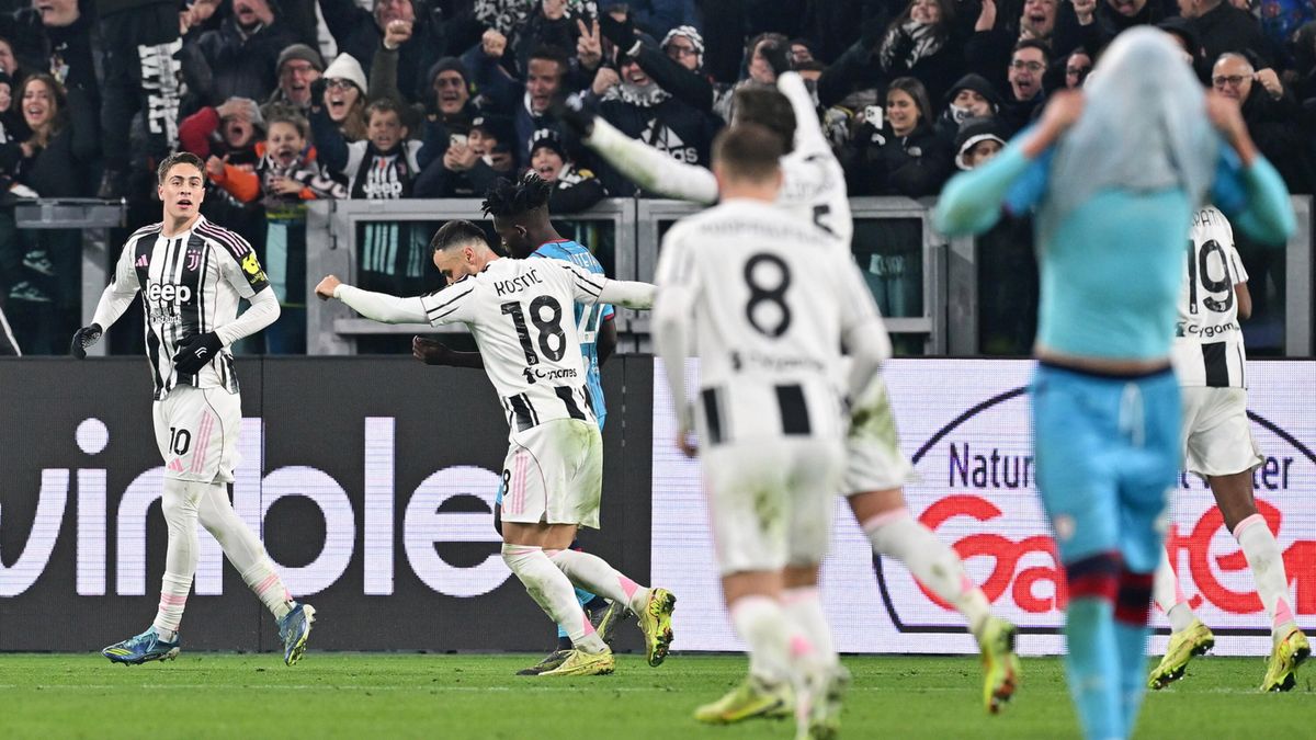 PAP/EPA / Alessandro Di Marco / Piłkarze Juventusu FC w meczu z Cagliari Calcio