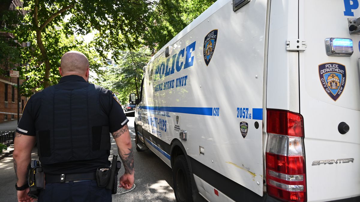 MANHATTAN, NEW YORK, UNITED STATES - JULY 26: Police from the Crime scene unit of NYPD arrive at the scene and investigate after two women shot in a possible murder-suicide near Gracie Mansion in Manhattan, New York, United States on July 26, 2024. One woman was pronounced dead and one other woman is in critical condition after a shooting, Tuesday morning near the intersection of E. 88th Street and York Avenue inside of a vehicle in the Yorkville neighborhood of Manhattan, New York. The shooting is near Mayor of New York City Eric Adam's Residence at Gracie Mansion. (Photo by Kyle Mazza/Anadolu via Getty Images)