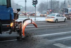 Warszawa. Śnieg w stolicy. Na mosty i wiadukty wyruszyły posypywarki