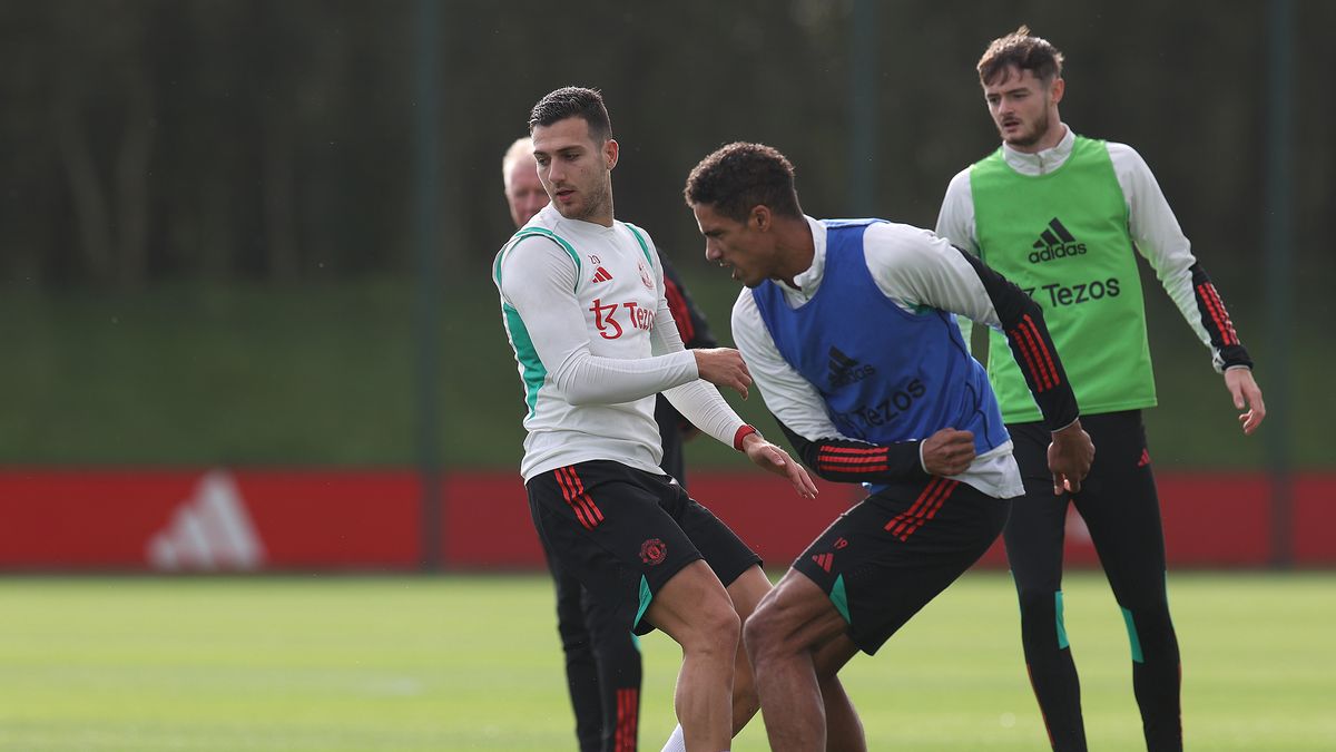 Zdjęcie okładkowe artykułu: Getty Images / Matthew Peters/Manchester United / Na zdjęciu: Raphael Varane w treningu