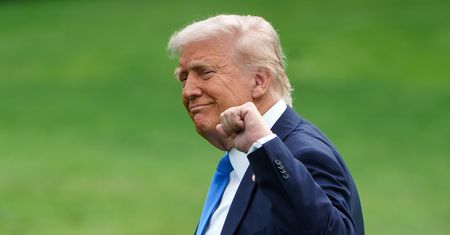 Trump ostrzega kupujących ropę od Iranu. Grozi wtórnymi sankcjami