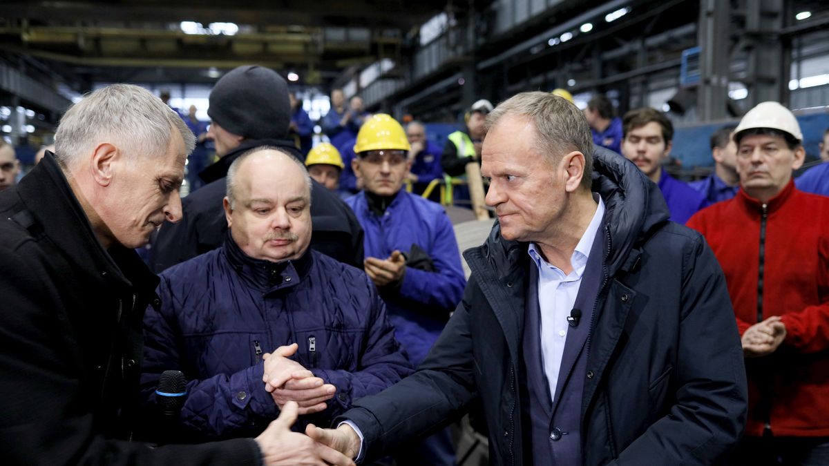 Donald Tusk (z prawej) podczas wizyty w zakładzie Rafako w Raciborzu