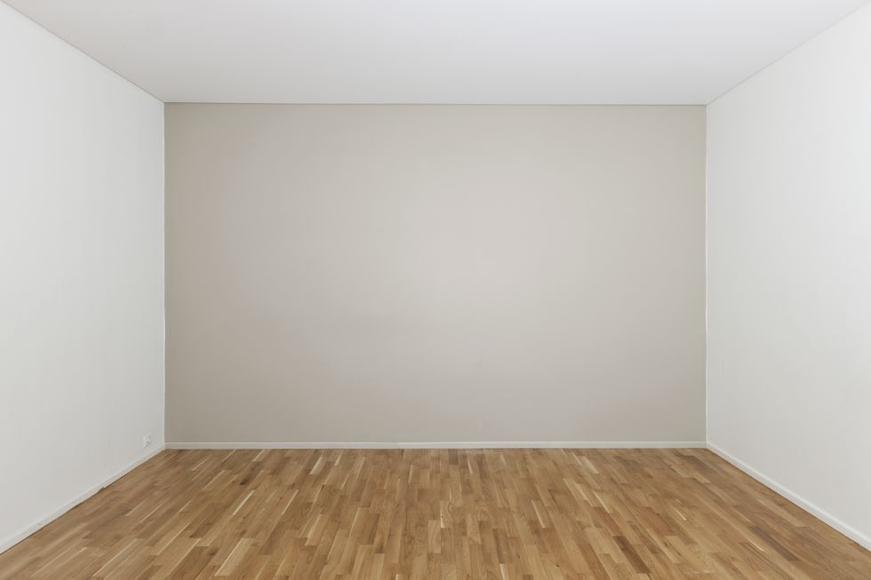 Zdjęcie pustego pokoju pochodzi z serwisu Shutterstock