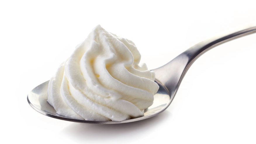 Bita śmietana stanowi doskonały dodatek do lodów i ciast.