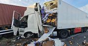 Mława: Zderzenie ciężarówek na S7. Z pojazdu wypadły owoce