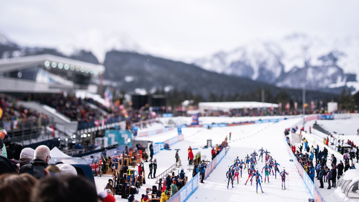 PAP/EPA / Christian Bruna / Na zdjęciu: start biathlonowego biegu sztafetowego w Hochfilzen