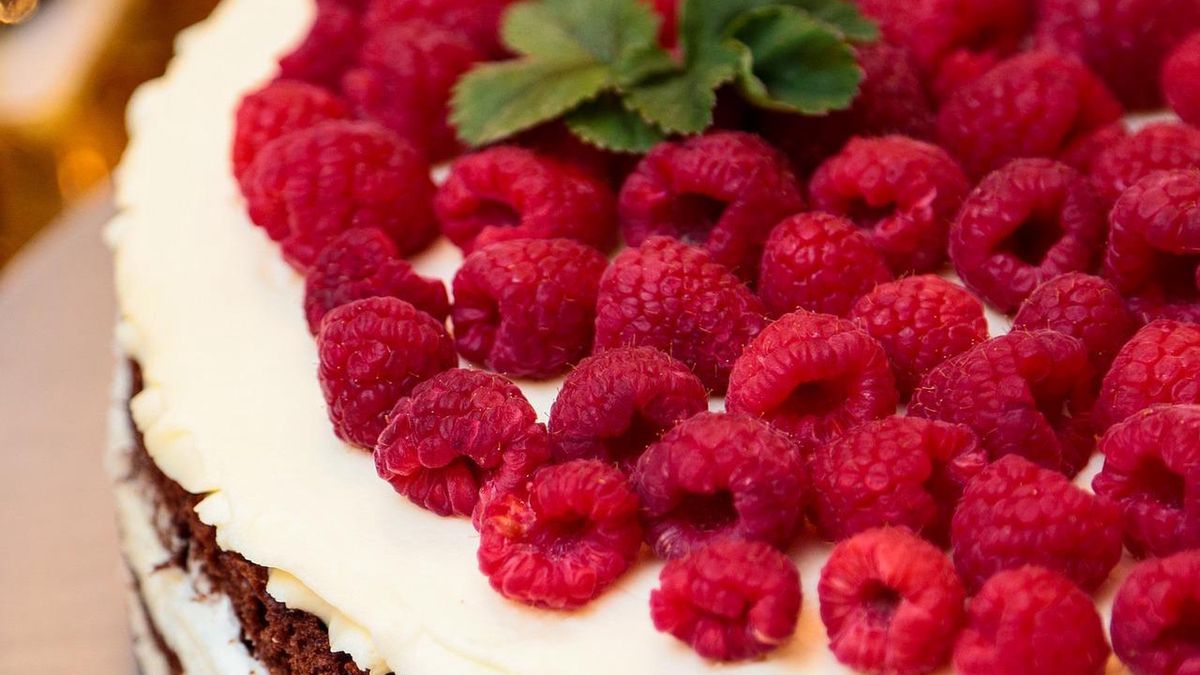 Ciasto Balladyna z malinami.