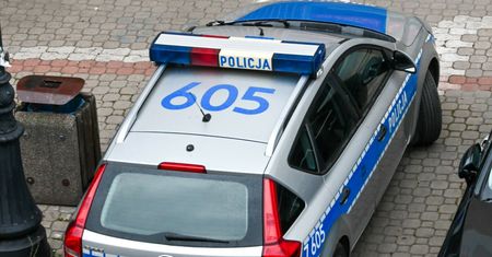 Kierowca wjechał w ogrodzenie. 20-latek po wypadku trafił do szpitala