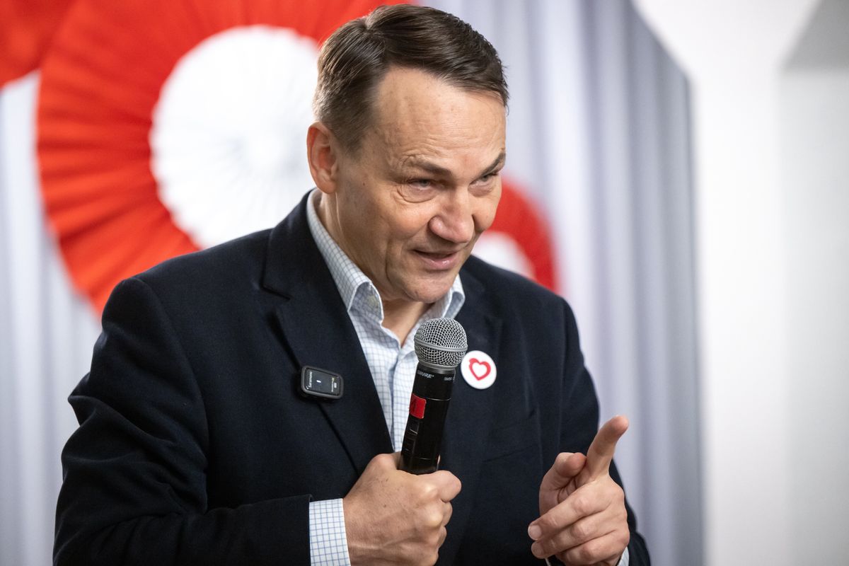 Minister spraw zagranicznych Radosław Sikorski podczas otwartego spotkania z mieszkańcami w miejscowości Przysiek