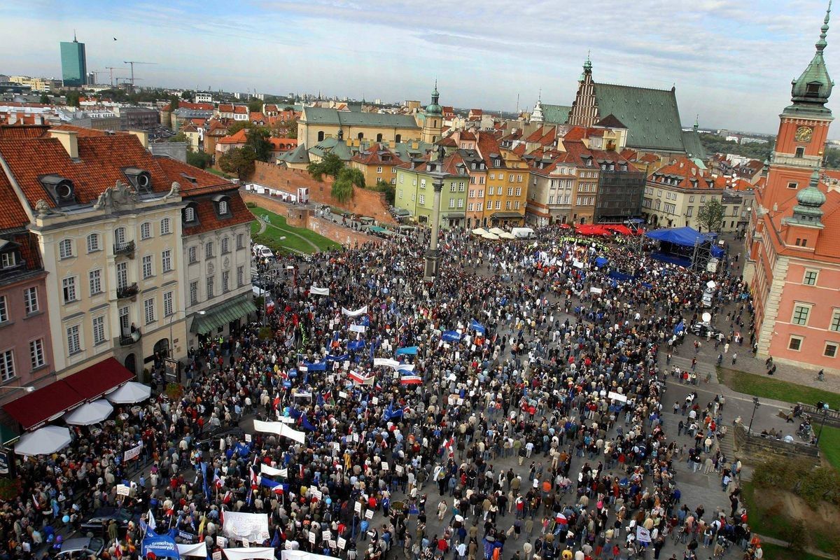 PO organizuje w Warszawie "błękitny marsz". Liczy na udział 100 tys. osób