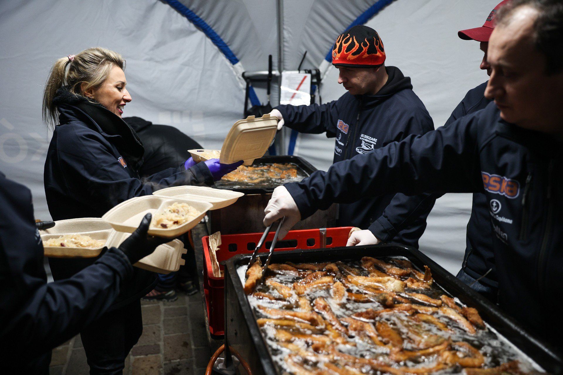 Doroczna akcja &#34;Przedświąteczny karp dla Krakowa&#34; jest już za półmetkiem. W poniedziałek długa kolejka ustawiła się po karpia na Rynku Podgórskim