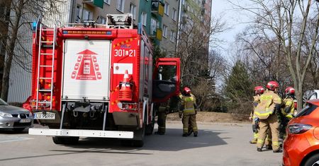 [ZDJĘCIA] Cztery wozy strażackie i policja na ul. Tumidajskiego w Lublinie. Co się stało?
