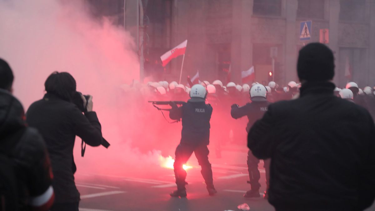 Starcia policji i uczestników Marszu Niepodległości na rondzie de Gaulle'a w Warszawie