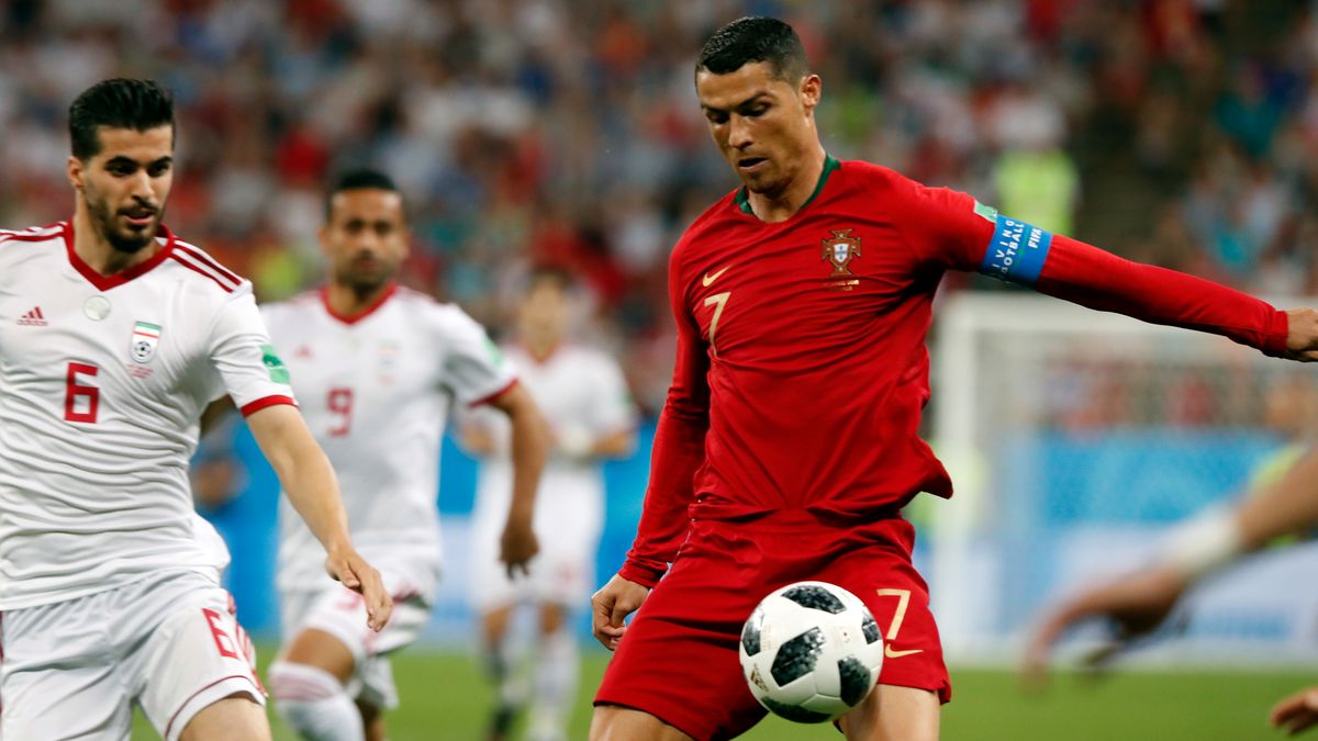 Cristiano Ronaldo (nr 7) przy piłce podczas meczu z Iranem