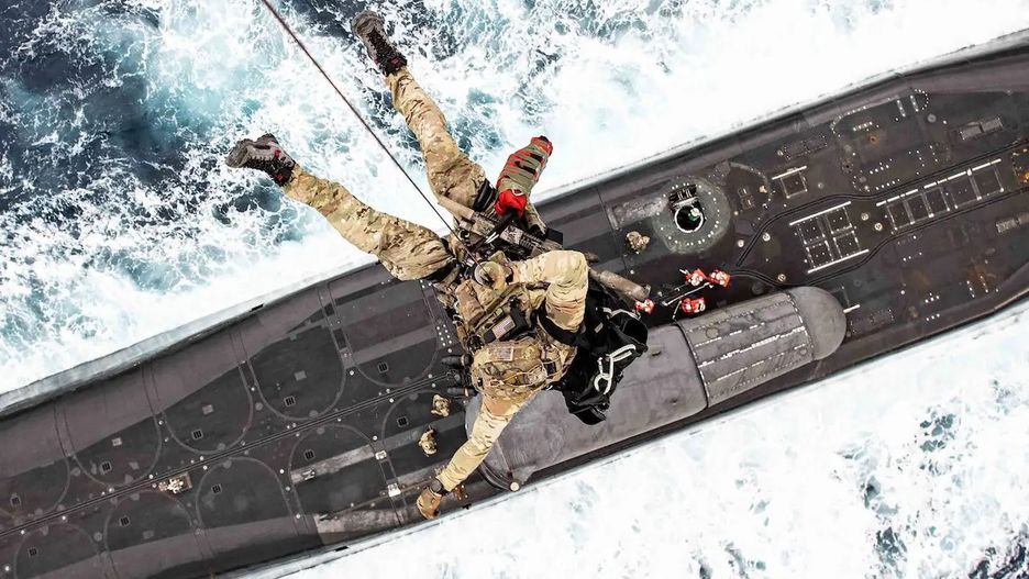 Żołnierz Navy SEALs nad pokładem USS "Florida"