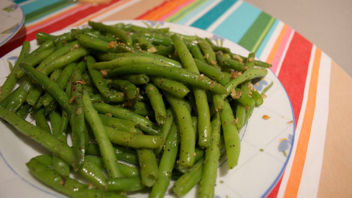 Zielona fasolka szparagowa z przyprawami w puszce (produkt i płyn)