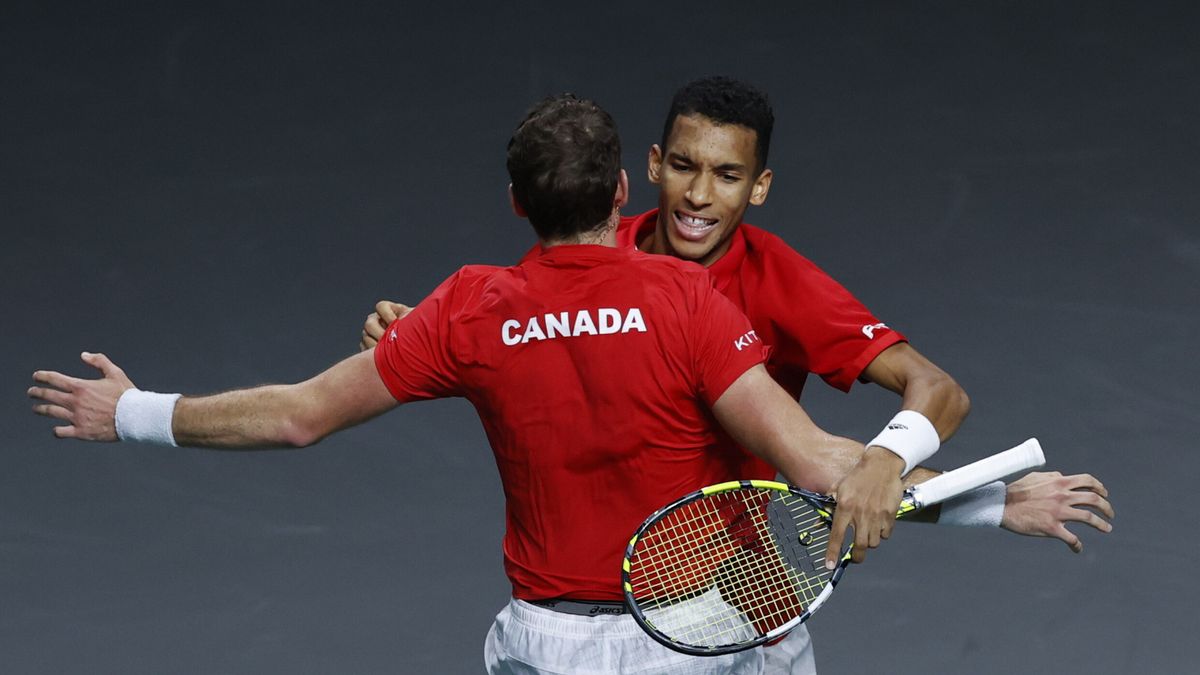 PAP/EPA / JULIO MUNOZ / Na zdjęciu: Felix Auger-Aliassime i Vasek Pospisil (tyłem) wygrali decydującego debla