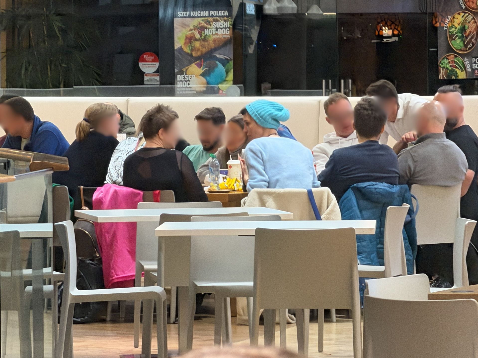 Maja Hirsch podczas wizyty w centrum handlowym