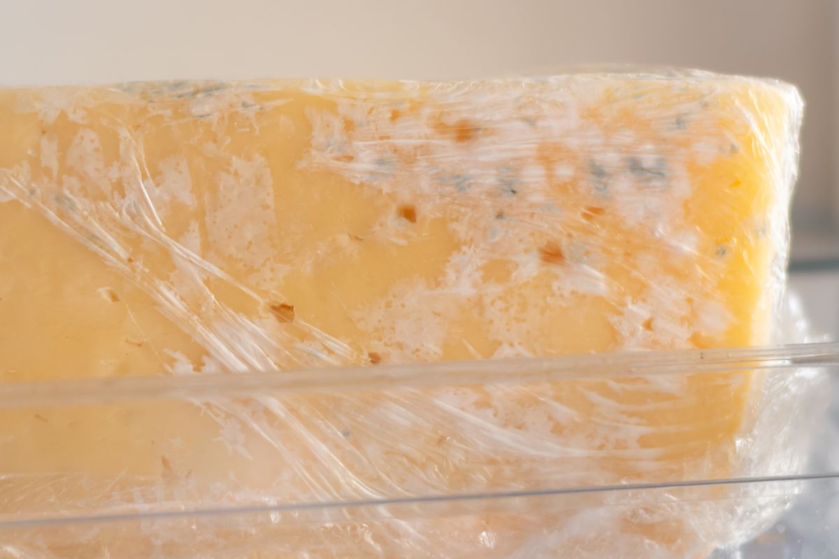Zjadasz ser żółty po odkrojeniu pleśni? Nowe wyniki badań wyjaśniają, jak to wpływa na zdrowie