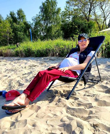 Agnieszka Radwańska eksponuje duży brzuszek na leżaku na plaży