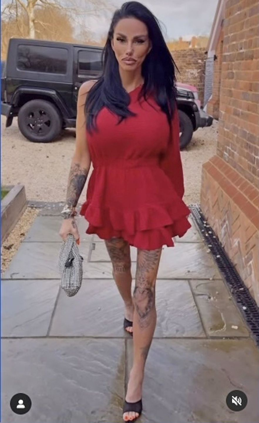 Katie Price jako "lady in red"