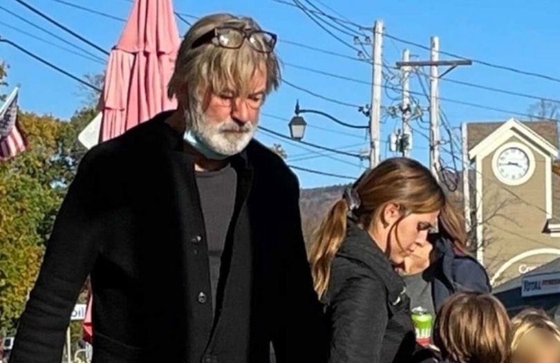 Przybity Alec Baldwin odbiera jedzenie na wynos