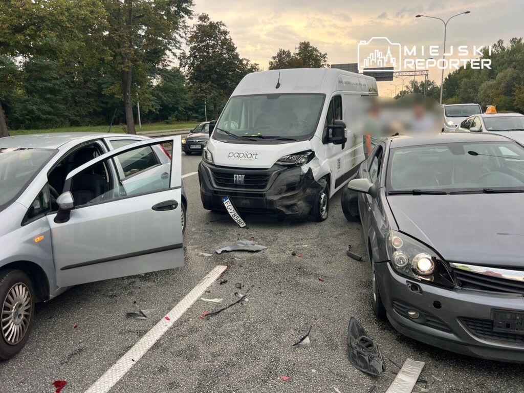 Warszawa: Kierujący busem wjechał w trzy auta na Wisłostradzie