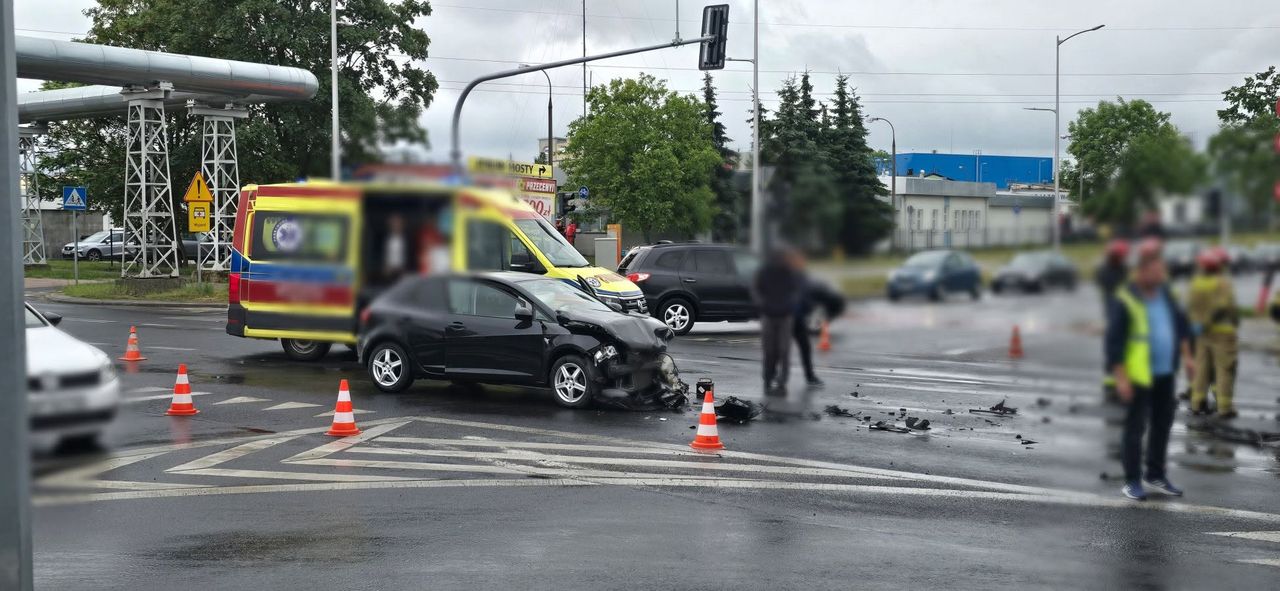 Kolizja na skrzyżowaniu Przemysłowej i Narodowych Sił Zbrojnych w Płocku. Jedna z kierujących nie zastosowała się do sygnalizacji!