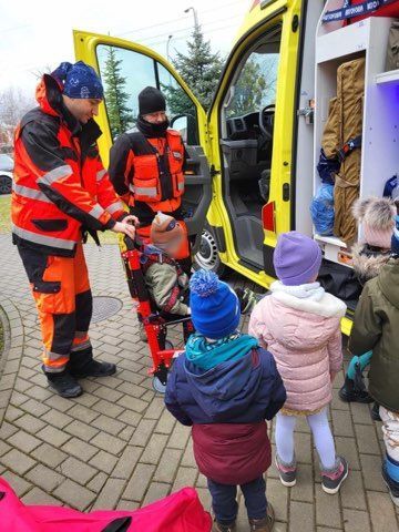 ambulans medyczny, dzieci, ratownicy