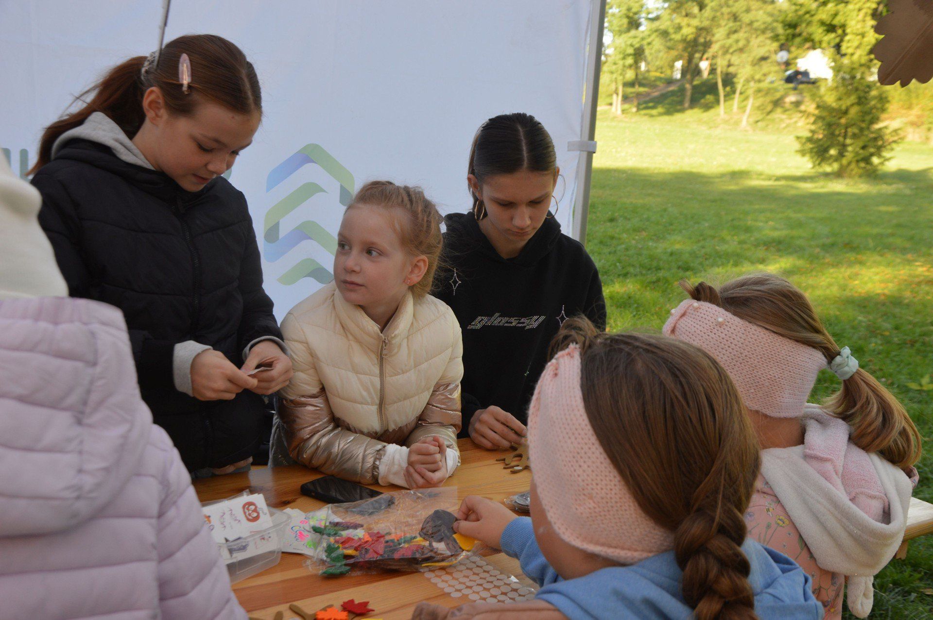 &#34;Święto Jesieni&#34; w Suchedniowie rozpoczęto od akcji sprzątania lasku komunalnego.