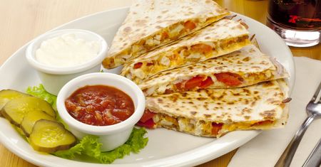 Kuchnia meksykańska. Przepis na quesadillas z kurczakiem i warzywami