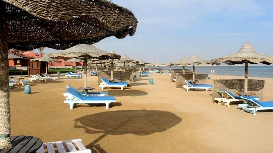Kurort Marsa Alam w Egipcie
November 30, 2016 - Marsa Alam, Egypt: Sentido Oriental Beach resort. Egypt, considered the paradise for sea lovers, with a wonderful weather and no pollution, is now facing a big tourism crisis. Egypt's tourism hot spots are now ghost towns. Hotels and beach resorts are deserted, many of them host maximum 20 percent of their capacity and the cruise boats on the Nile sail almost empty. Political upheaval, air crashes and fears over security at ancient sites have devastated the country's tourism industry. (Piero Oliosi/Polaris)
Piero Oliosi