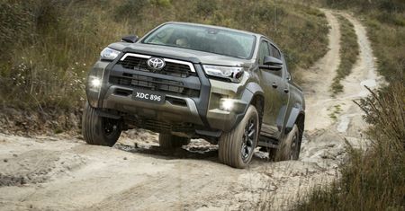 Toyota Hilux z hybrydą. Na razie taką, że można spać spokojnie