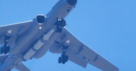 Chiński bombowiec H-6N. Takich zdjęć jeszcze nie było