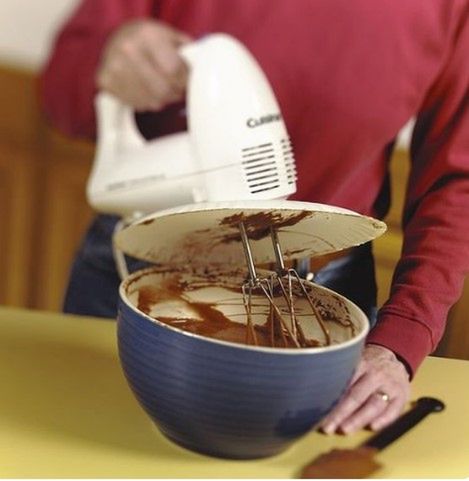 Ciasto podczas miksowania lubi wydostać się poza miskę. Jak tego uniknąć? Wykorzystaj papierowy talerz, który ochroni Twoje meble.