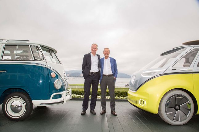 Szef Volkswagena pozuje z kultowym Volkswagenem "Ogórkiem" i jego proponowanym następcą w formie samochodu elektrycznego. Nowy model tani w takim razie nie będzie... (fot. Volkswagen).