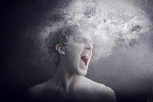 Problemy z włosami to nie tylko domena kobiet. Zbyt rzadkie mycie włosów u mężczyzn i używanie zamienników standardowego mycia głowy może doprowadzić do poważnych zaburzeń porostu włosów