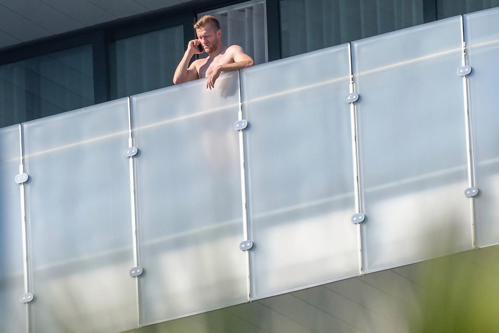 Kuba Błaszczykowski bez koszulki. Piłkarze opalają się w Soczi przed meczem z Senegalem
