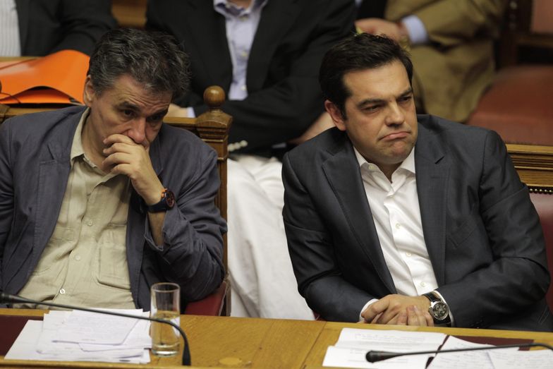 Na zdjęciu premier Aleksis Cipras (z prawej) i minister finansów Euklid Cakalotos